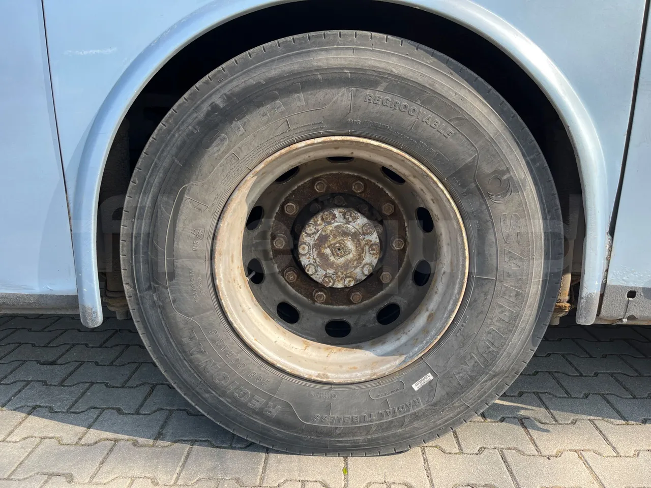 Bova B V Futura FHD 15 430 - EUR4 - 315kW - 12.7m - rear left tire photo