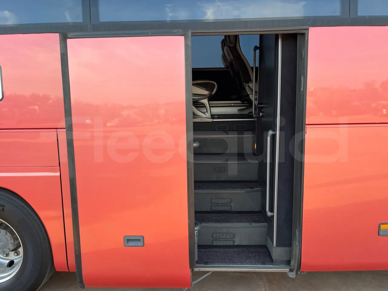 Mercedes-Benz Tourismo 632 02 - Euro6 - 315kW - 12.960mt - front door 3 open