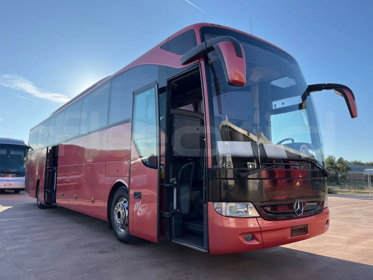 Mercedes-Benz Tourismo 632 02 - Euro6 - 315kW - 12.960mt - 3/4 right front doors open