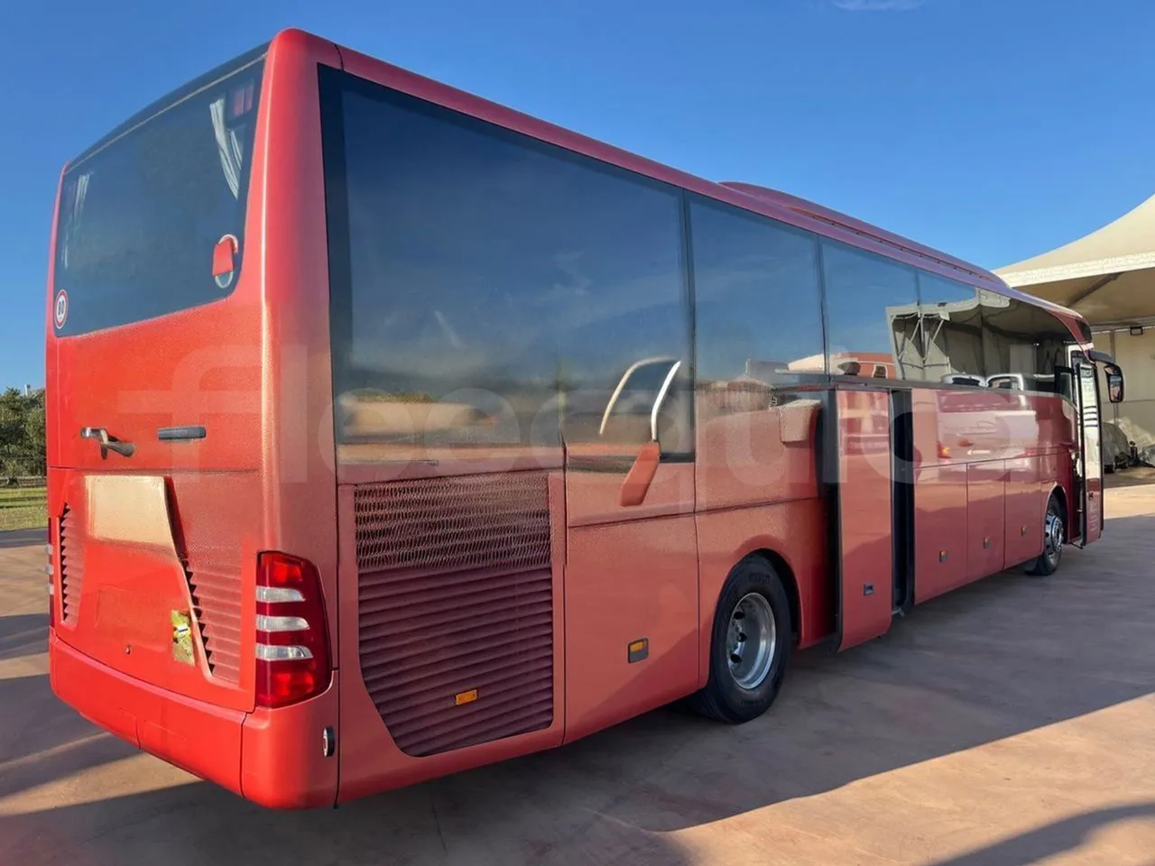 Mercedes-Benz Tourismo 632 02 - Euro6 - 315kW - 12.960mt - 3/4 right rear doors open