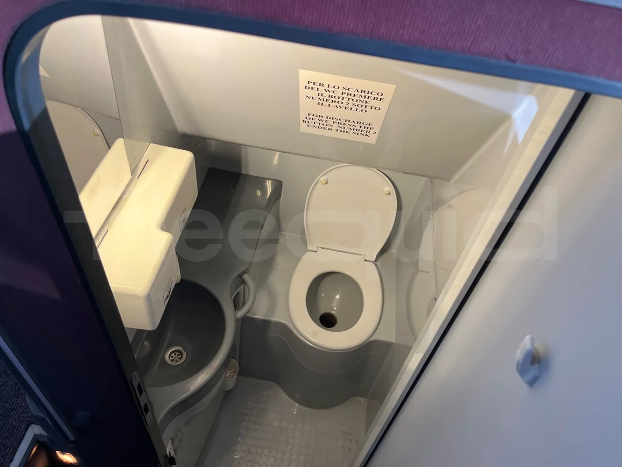 Mercedes-Benz Tourismo 632 02 - Euro6 - 315kW - 12.960mt - toilette accessories photo