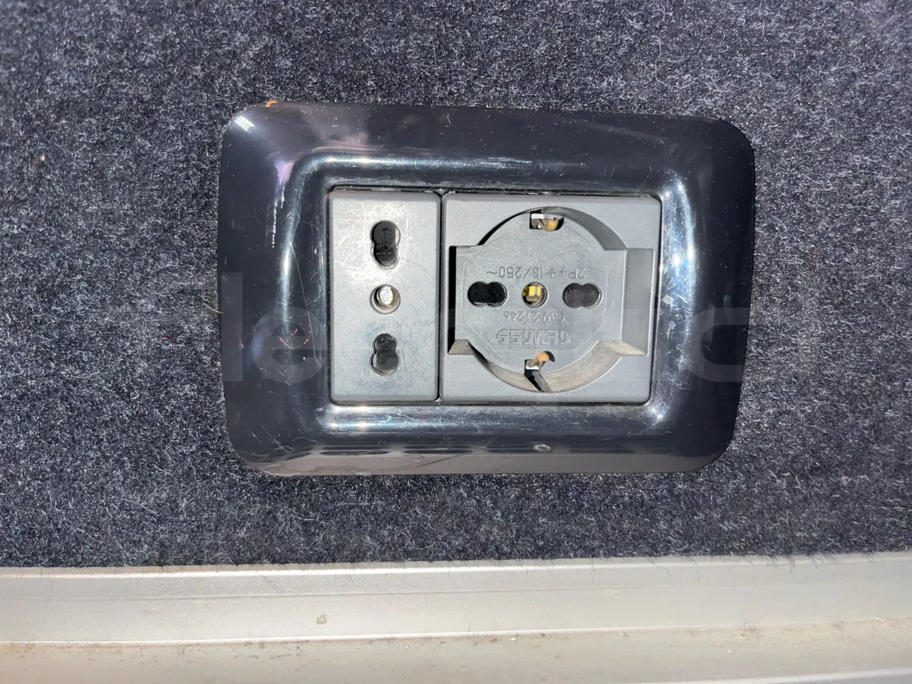 Mercedes-Benz Tourismo 632 02 - Euro6 - 315kW - 12.960mt - usb charging detail