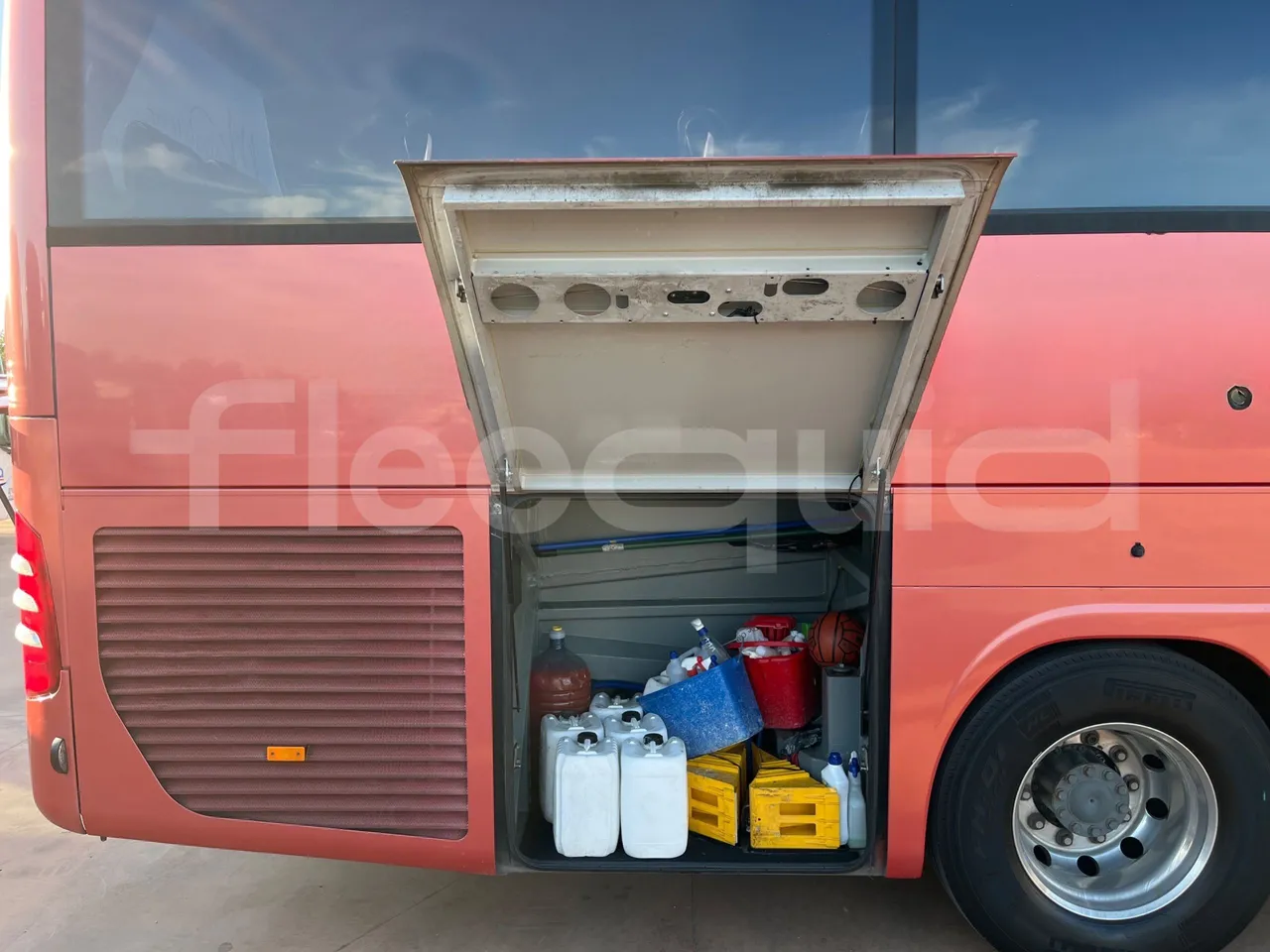 Mercedes-Benz Tourismo 632 02 - Euro6 - 315kW - 12.960mt - external compartments photo