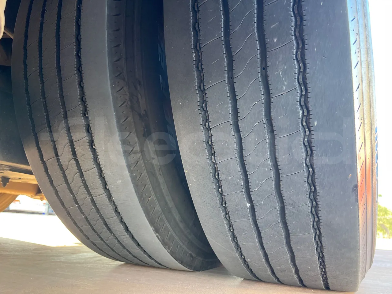 Mercedes-Benz Tourismo 632 02 - Euro6 - 315kW - 12.960mt - tread condition front tires left