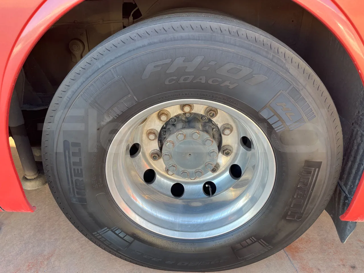 Mercedes-Benz Tourismo 632 02 - Euro6 - 315kW - 12.960mt - tread condition second axle tires left