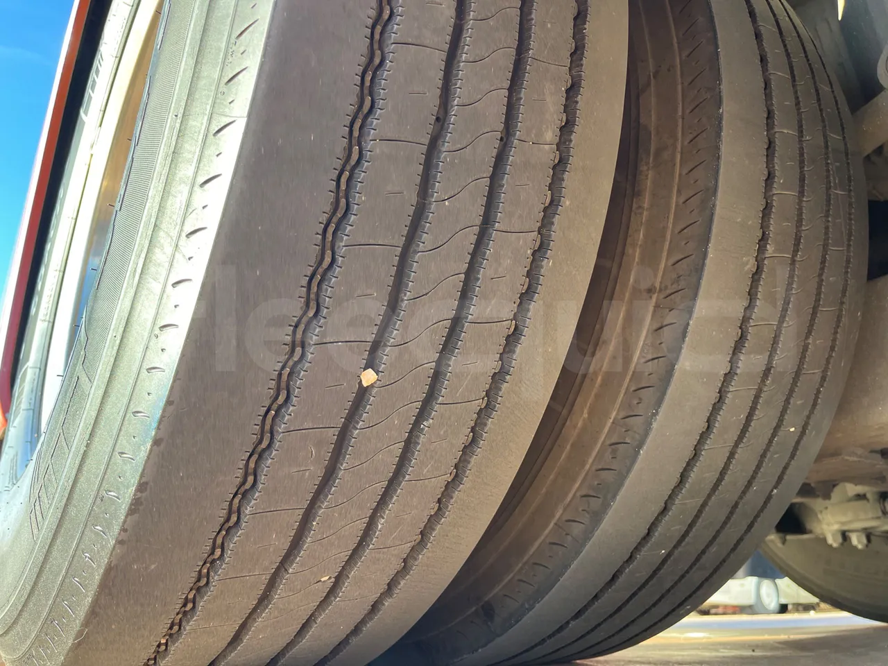 Mercedes-Benz Tourismo 632 02 - Euro6 - 315kW - 12.960mt - tread condition third axle tires left