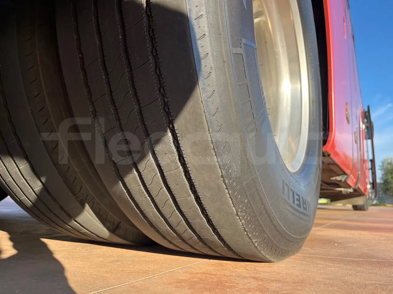 Mercedes-Benz Tourismo 632 02 - Euro6 - 315kW - 12.960mt - tread condition third axle tires right