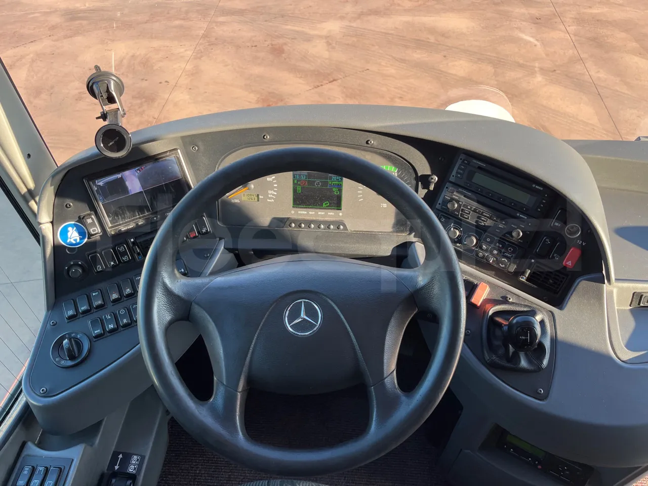 Mercedes-Benz Tourismo 632 02 - Euro6 - 315kW - 12.960mt - steering wheel photo