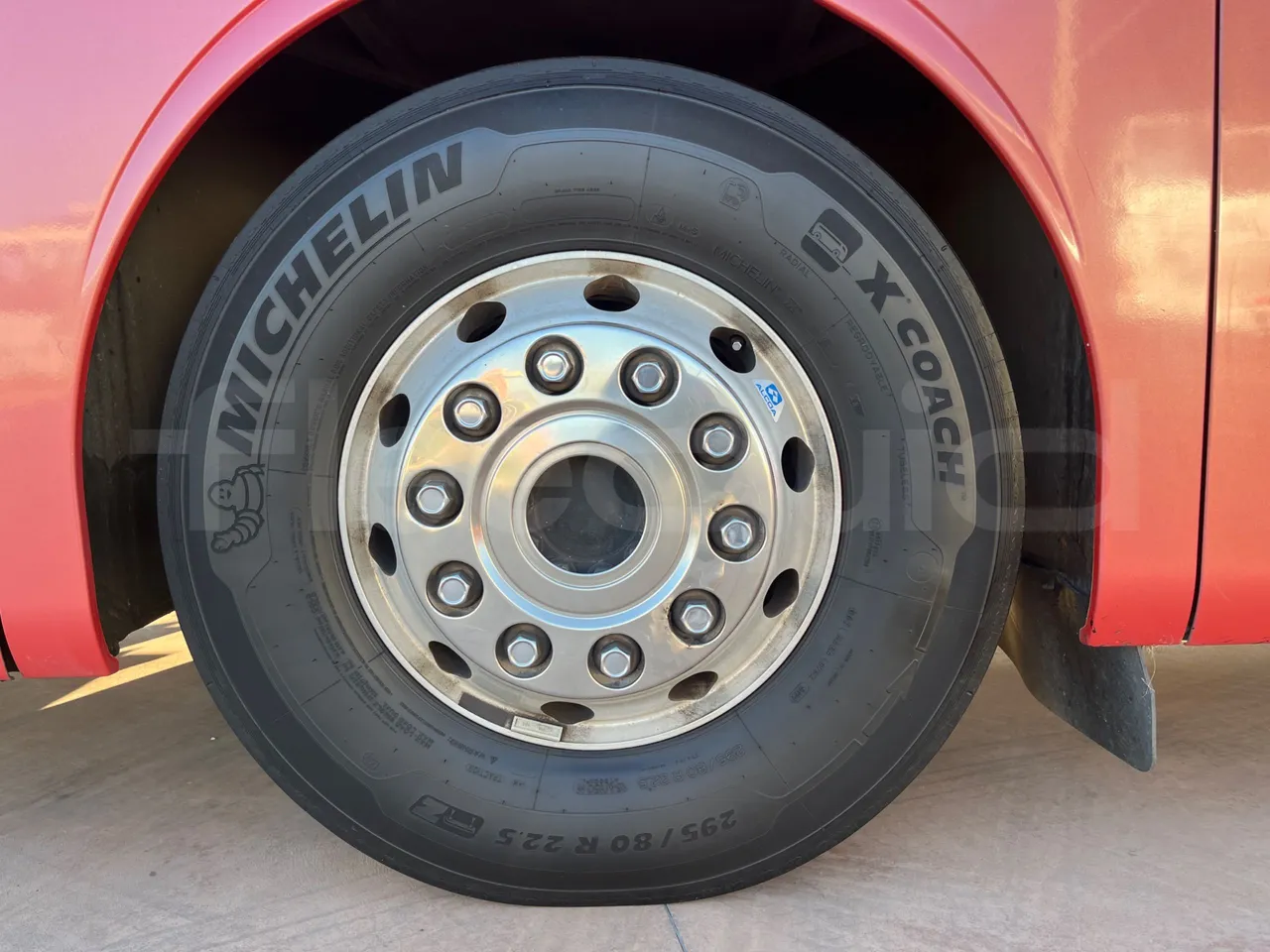 Mercedes-Benz Tourismo 632 02 - Euro6 - 315kW - 12.960mt - front left tire measurements