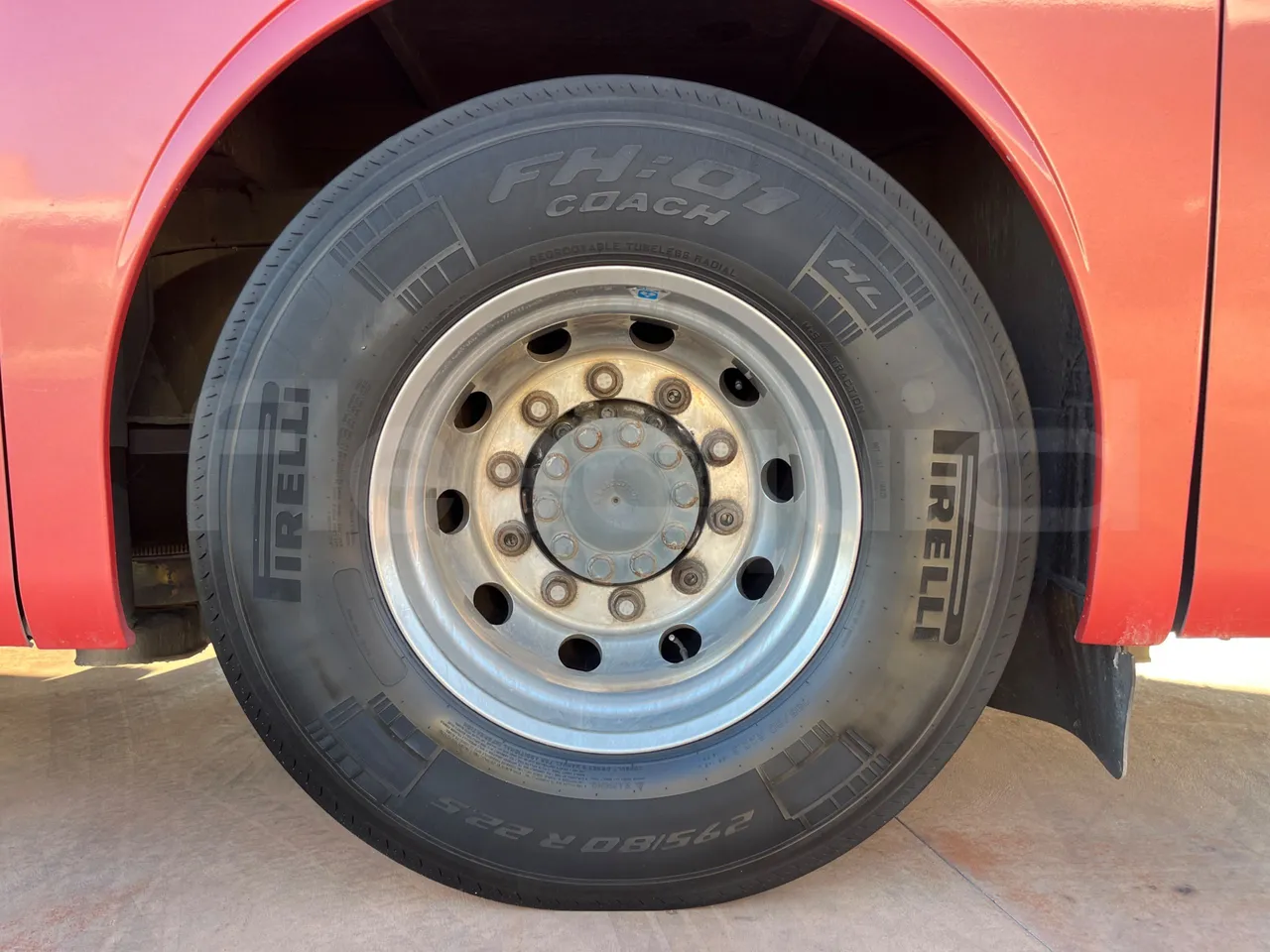 Mercedes-Benz Tourismo 632 02 - Euro6 - 315kW - 12.960mt - rear left tire photo