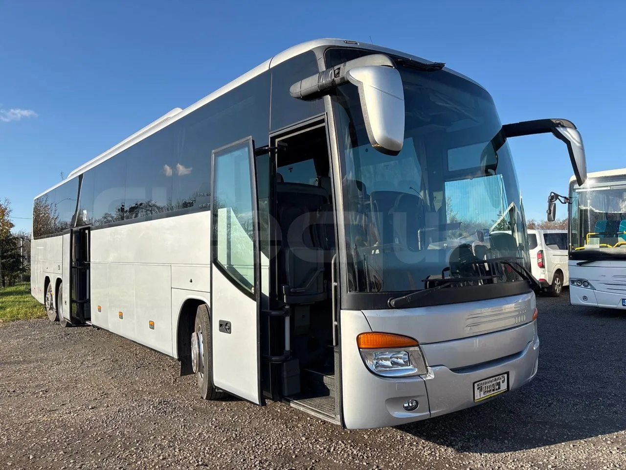 Setra S417 GT_HD - Euro 5 - 335 Kw -14.050 mt - 3/4 right front doors open