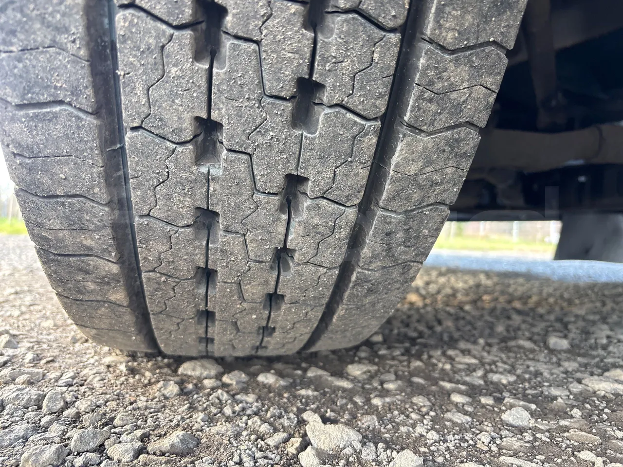 Setra S417 GT_HD - Euro 5 - 335 Kw -14.050 mt - tread condition front tires right