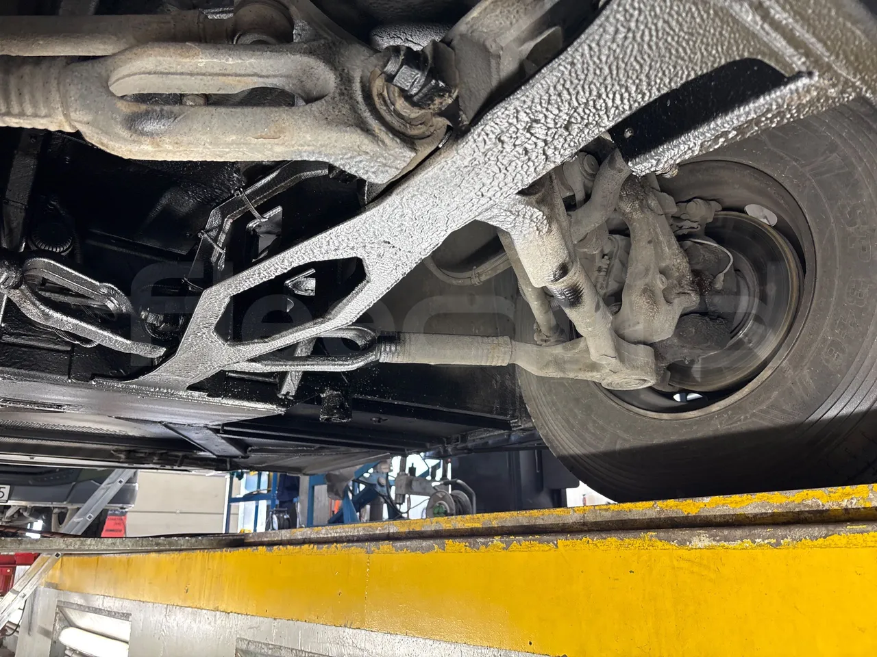 Setra S417 GT_HD - Euro 5 - 335 Kw -14.050 mt - front axle left side