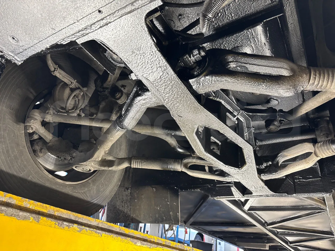 Setra S417 GT_HD - Euro 5 - 335 Kw -14.050 mt - front axle right side