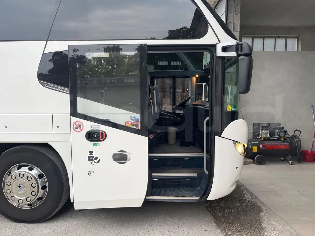 Neoplan Cityliner P14 - EURO6 - 324KW -12.240MT - front door 1 open