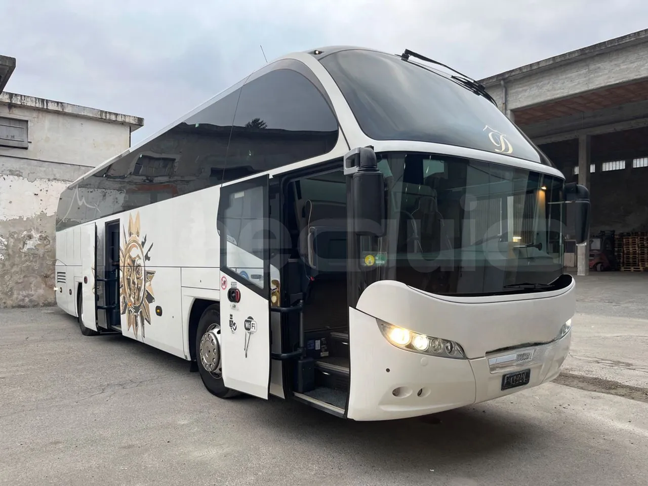 Neoplan Cityliner P14 - EURO6 - 324KW -12.240MT - 3/4 right front doors open