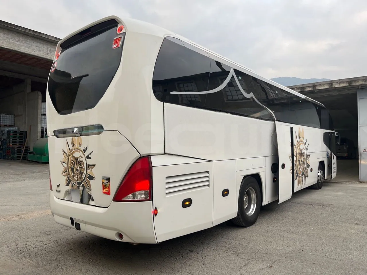 Neoplan Cityliner P14 - EURO6 - 324KW -12.240MT - 3/4 right rear doors open