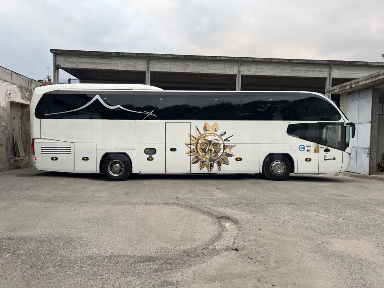 Neoplan Cityliner P14 - EURO6 - 324KW -12.240MT - right side doors closed