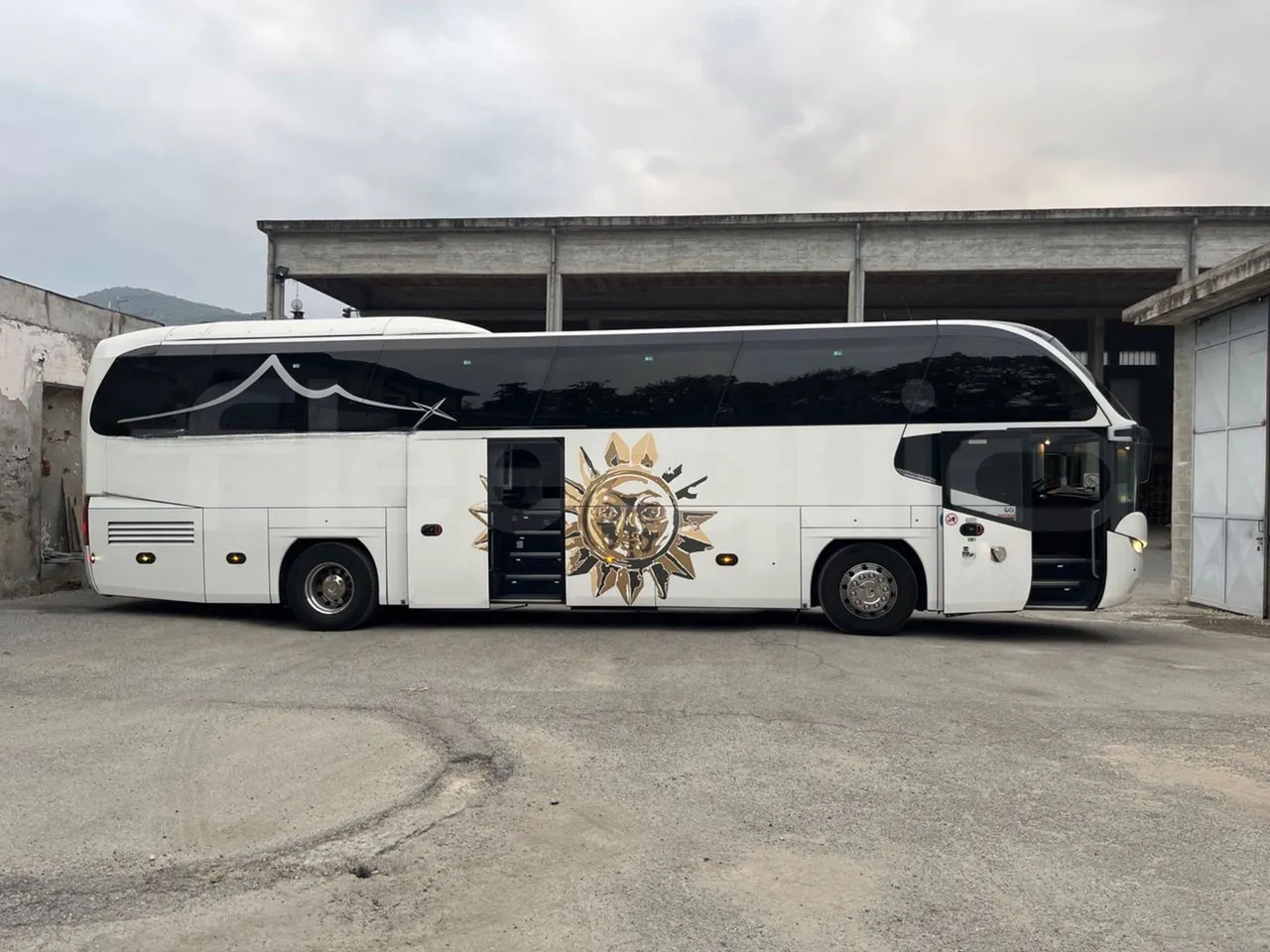 Neoplan Cityliner P14 - EURO6 - 324KW -12.240MT - right side doors open