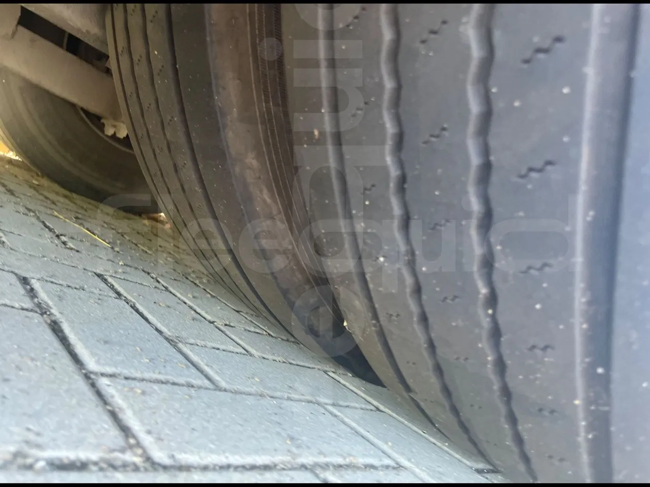 Setra S315 HD/ Euro 2 - 280 Kw - 12 Mt - tread condition front tires left