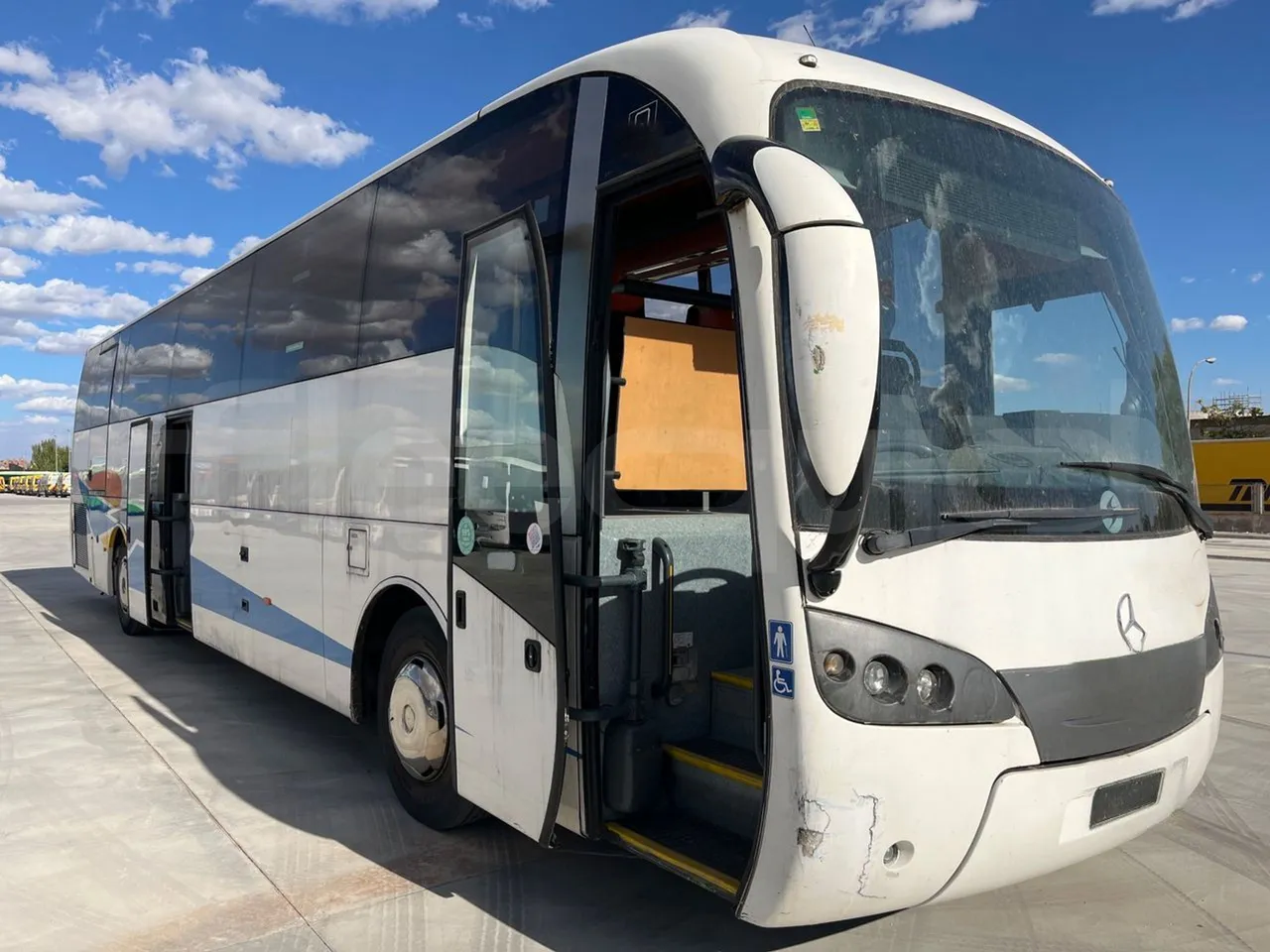 Mercedes-Benz OC 500 RF HTAE06-A4GC10/ Euro 3 - 260 Kw - 12.975 Mt - 3/4 right front doors open