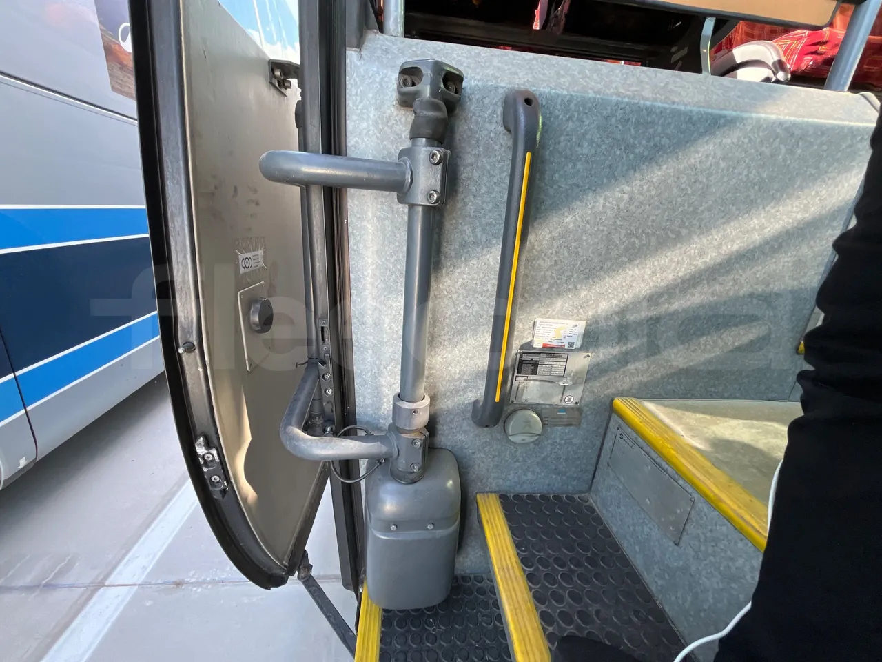 Mercedes-Benz OC 500 RF HTAE06-A4GC10/ Euro 3 - 260 Kw - 12.975 Mt - door mechanism photo