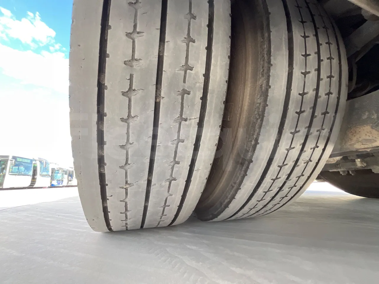 Mercedes-Benz OC 500 RF HTAE06-A4GC10/ Euro 3 - 260 Kw - 12.975 Mt - tread condition front tires left