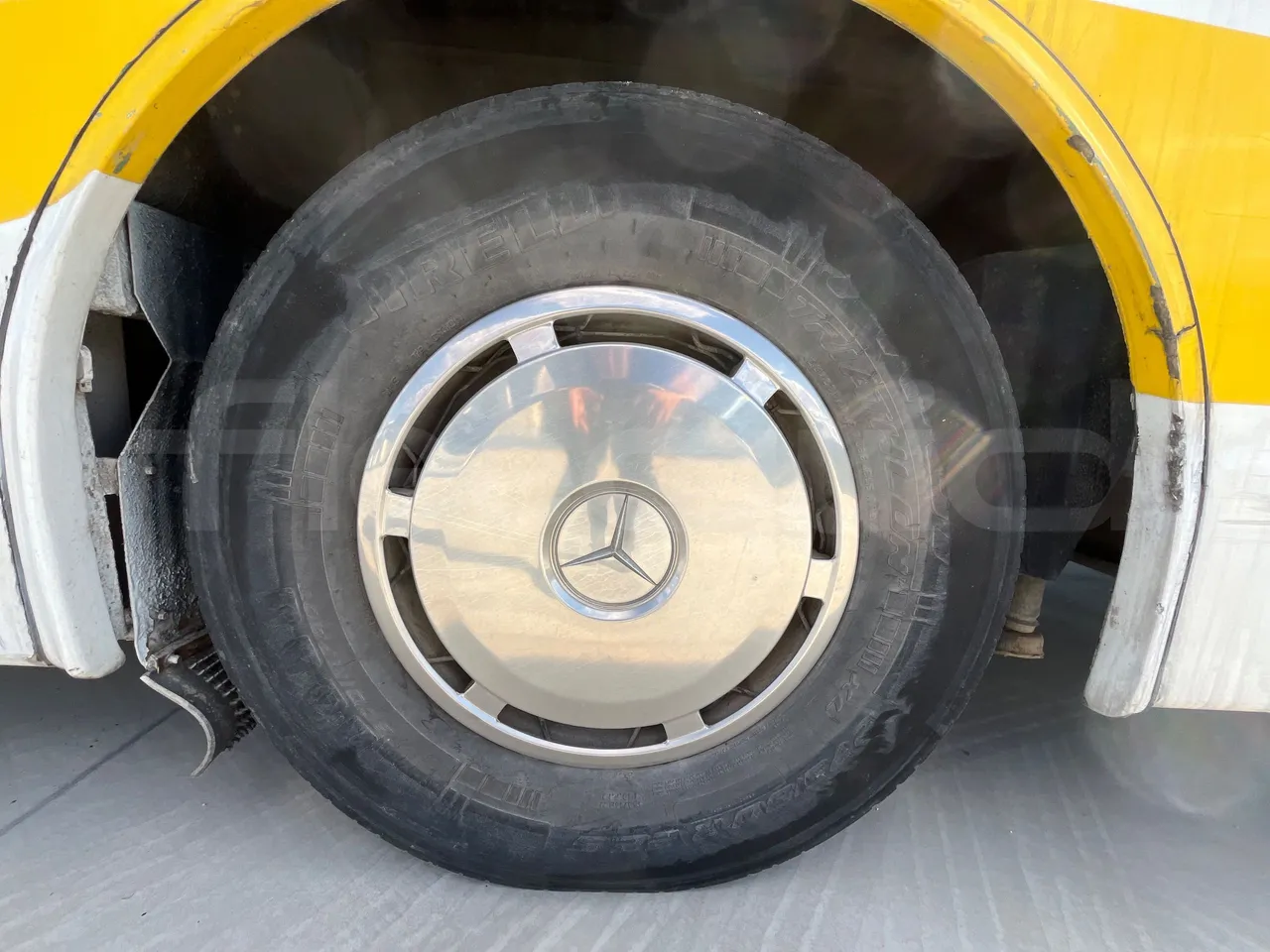Mercedes-Benz OC 500 RF HTAE06-A4GC10/ Euro 3 - 260 Kw - 12.975 Mt - tread condition front tires right