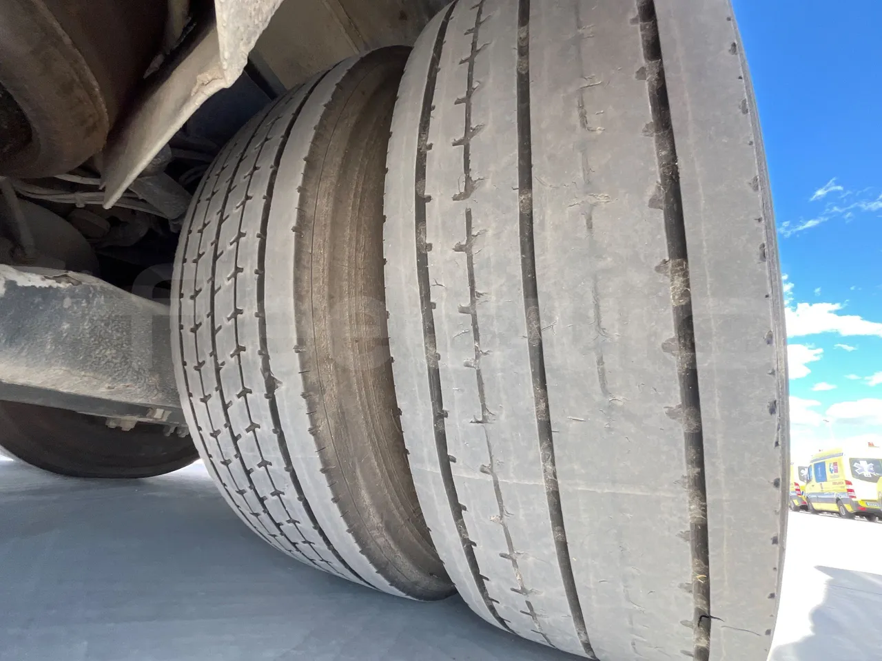 Mercedes-Benz OC 500 RF HTAE06-A4GC10/ Euro 3 - 260 Kw - 12.975 Mt - tread condition second axle tires left