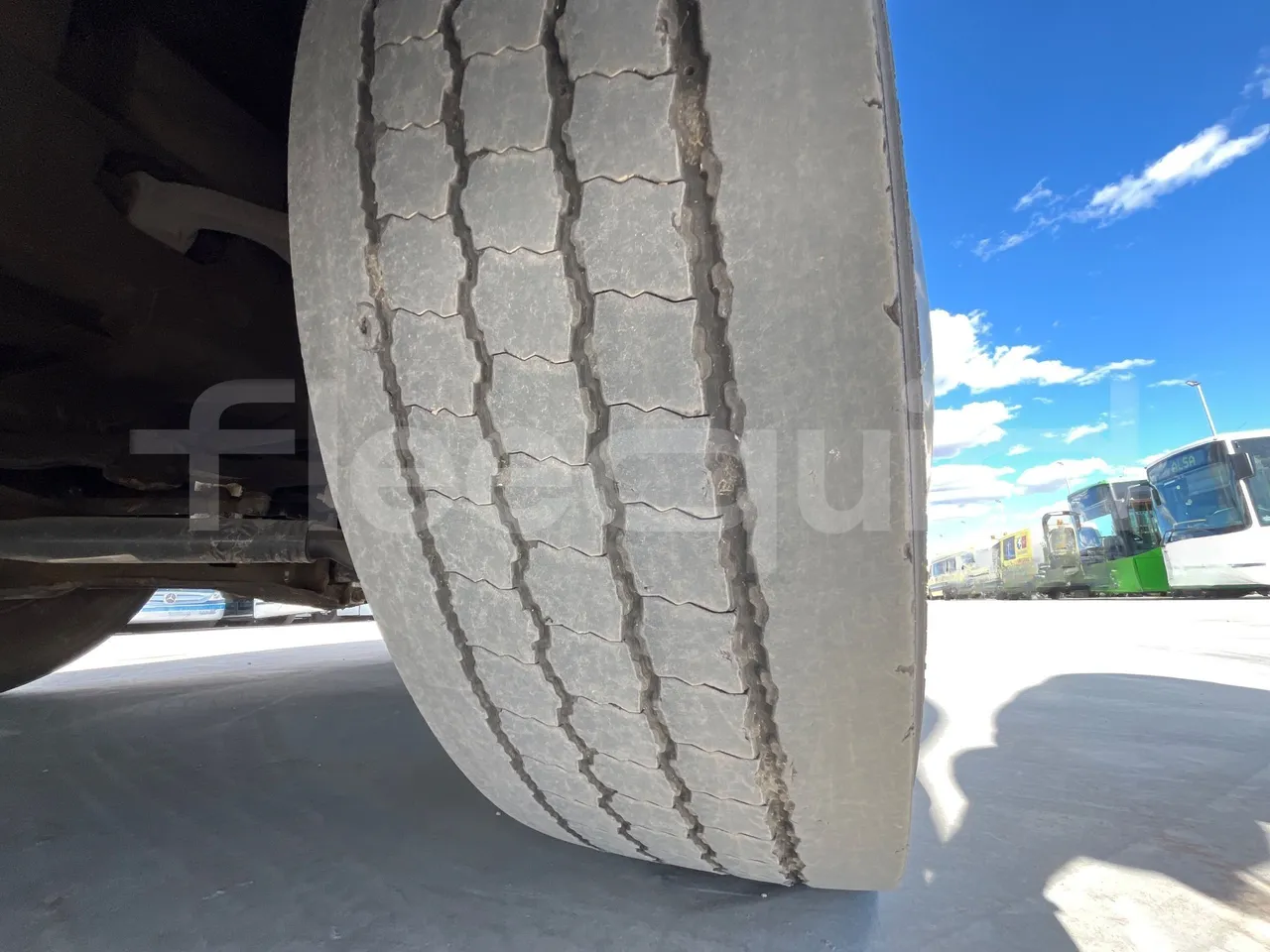 Mercedes-Benz OC 500 RF HTAE06-A4GC10/ Euro 3 - 260 Kw - 12.975 Mt - tread condition second axle tires right