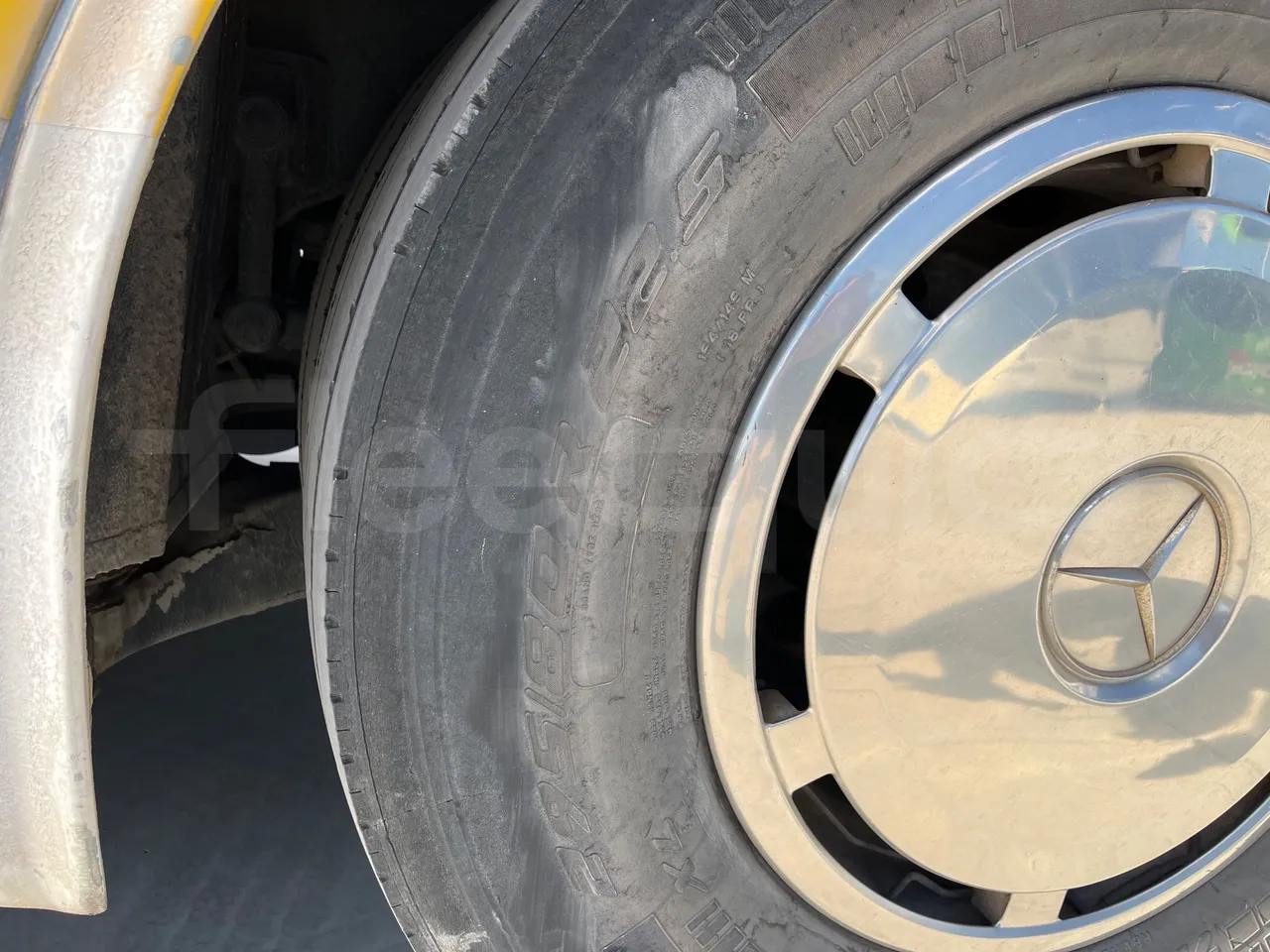 Mercedes-Benz OC 500 RF HTAE06-A4GC10/ Euro 3 - 260 Kw - 12.975 Mt - tread condition third axle tires left