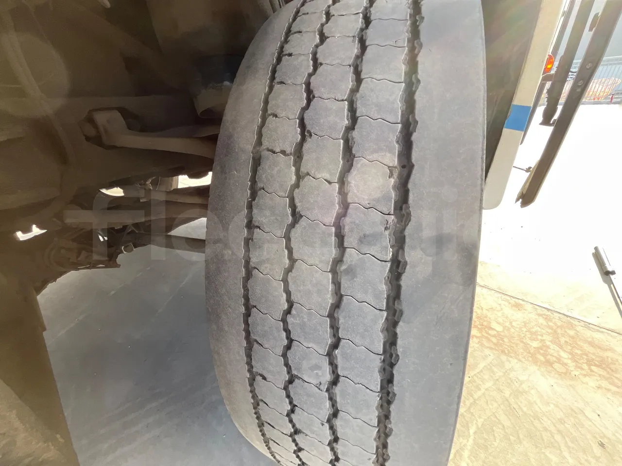 Mercedes-Benz OC 500 RF HTAE06-A4GC10/ Euro 3 - 260 Kw - 12.975 Mt - rear left tire photo