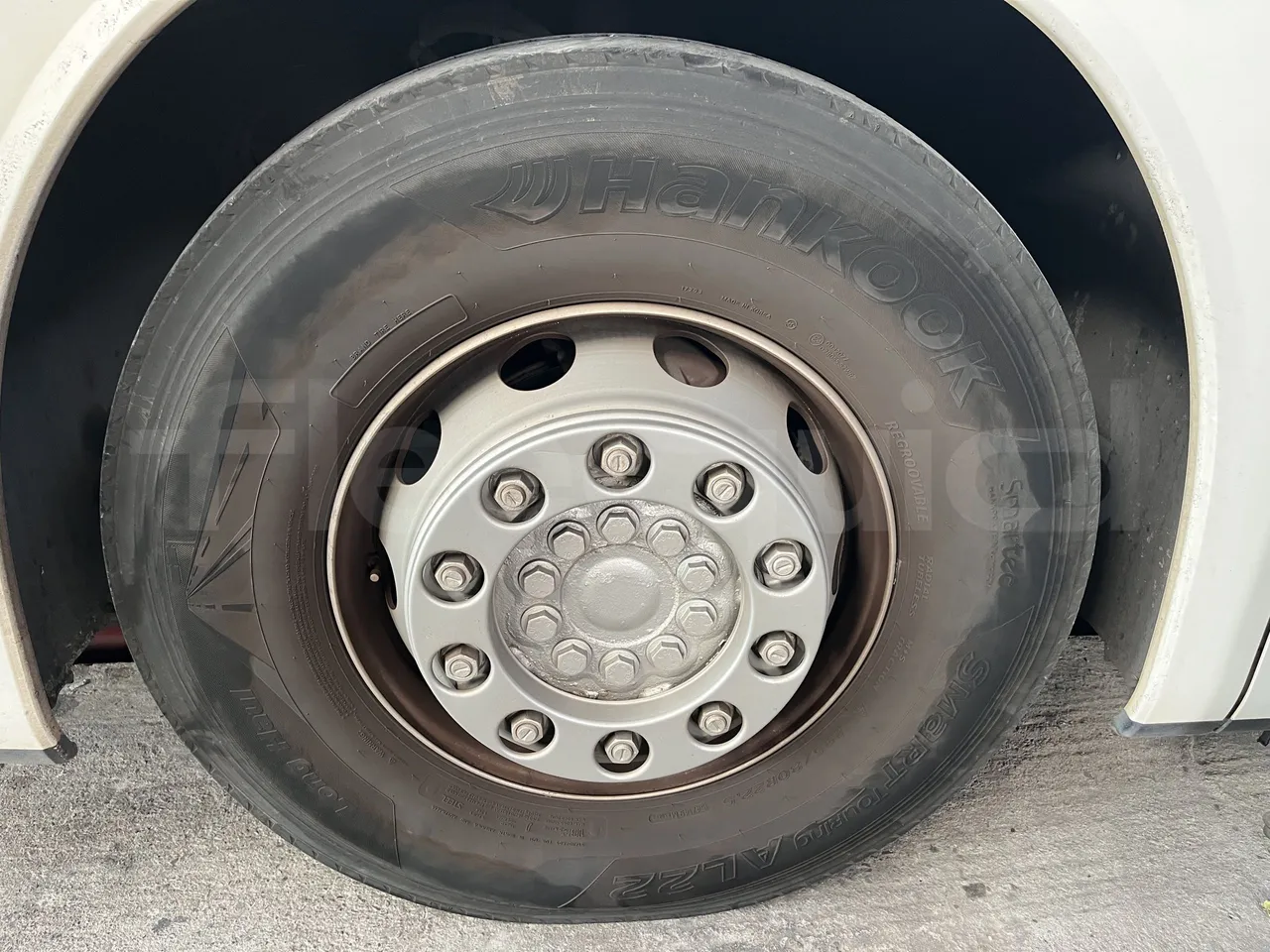 Setra S415 - First Axle Left Side: Complete Tyre