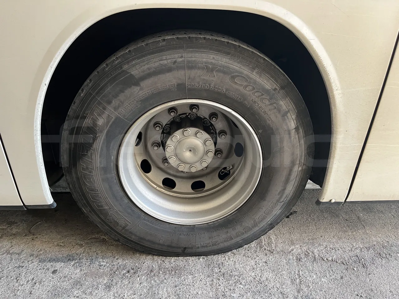 Setra S415 - Second Axle Left Side: Complete Wheel