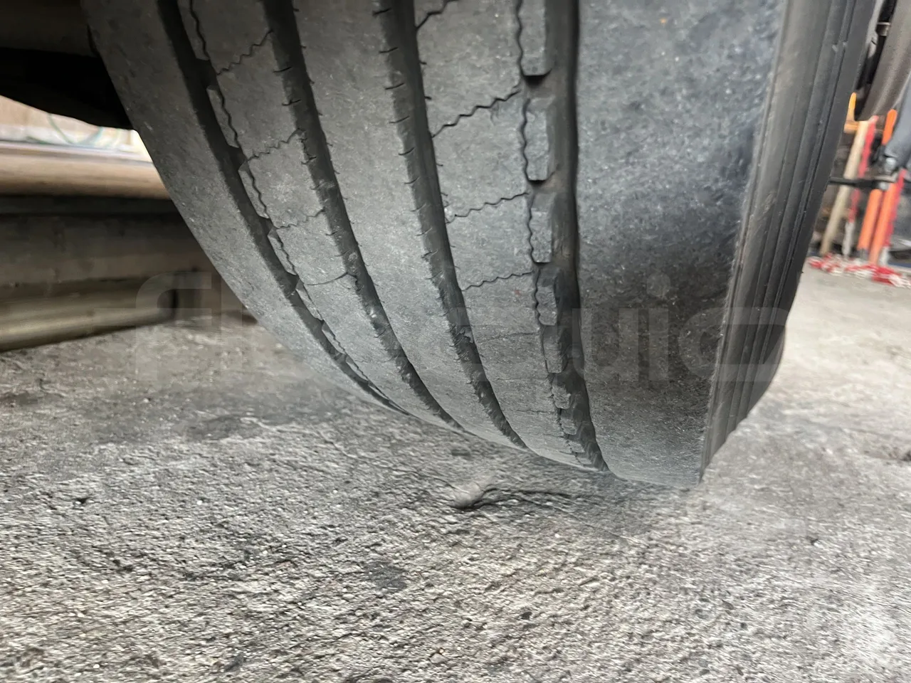 Setra S415 - First Axle Left Side: Tyre Tread