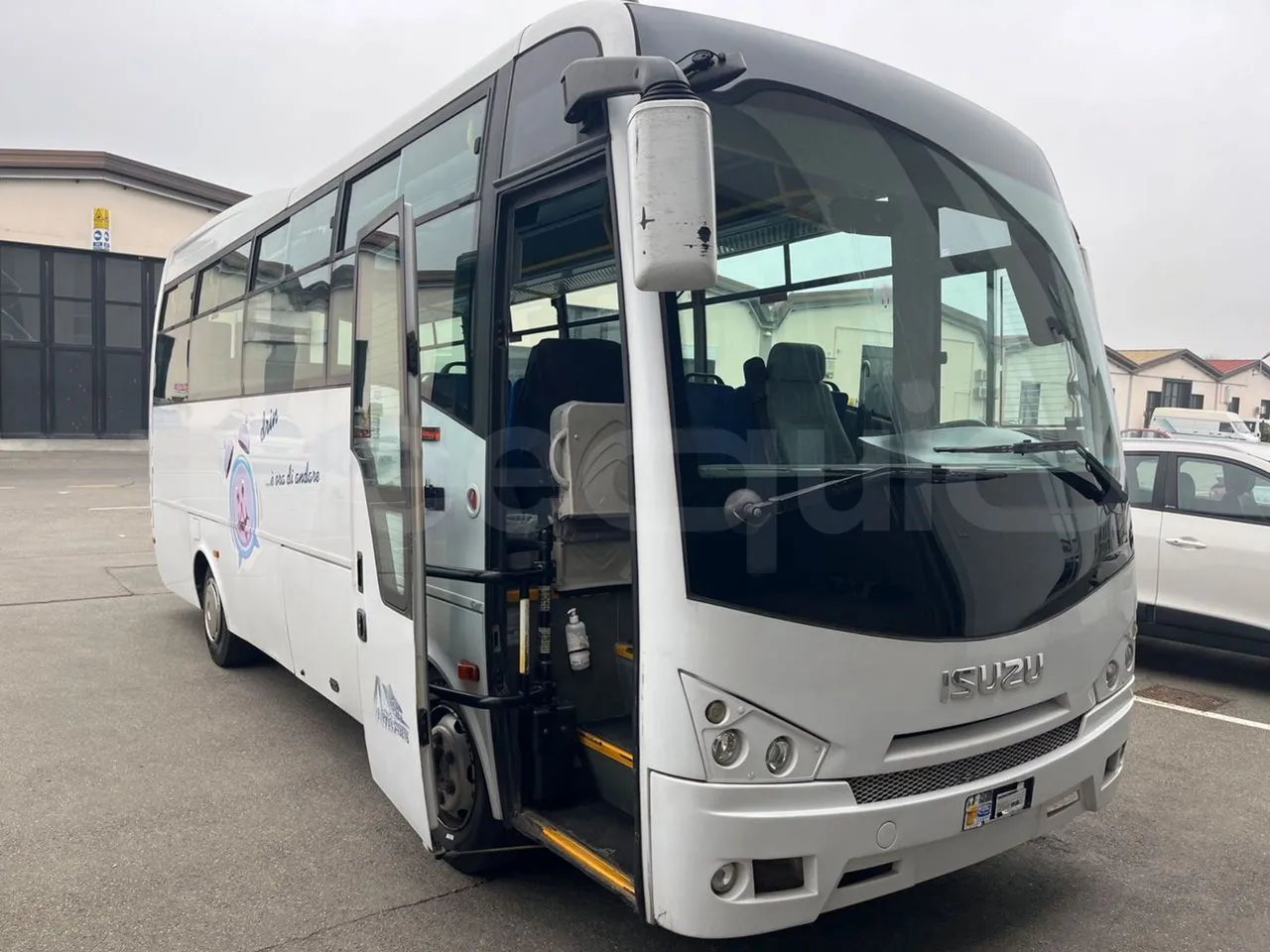 Isuzu Turquoise/Sb QBUS31 - Euro5 - 140kW  - 7.720mt - 3/4 right front doors open