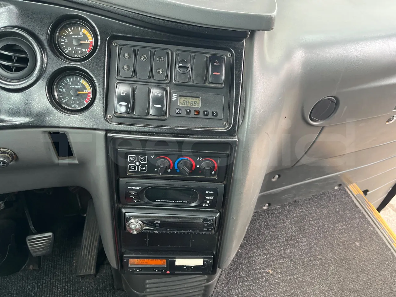 Isuzu Turquoise/Sb QBUS31 - Euro5 - 140kW  - 7.720mt - radio accessories photo
