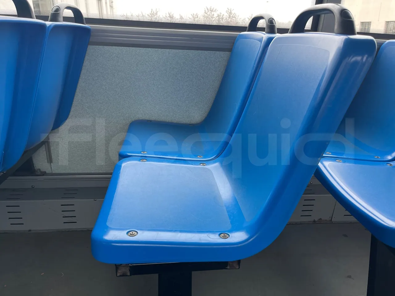 Isuzu Turquoise/Sb QBUS31 - Euro5 - 140kW  - 7.720mt - armrest detail photo