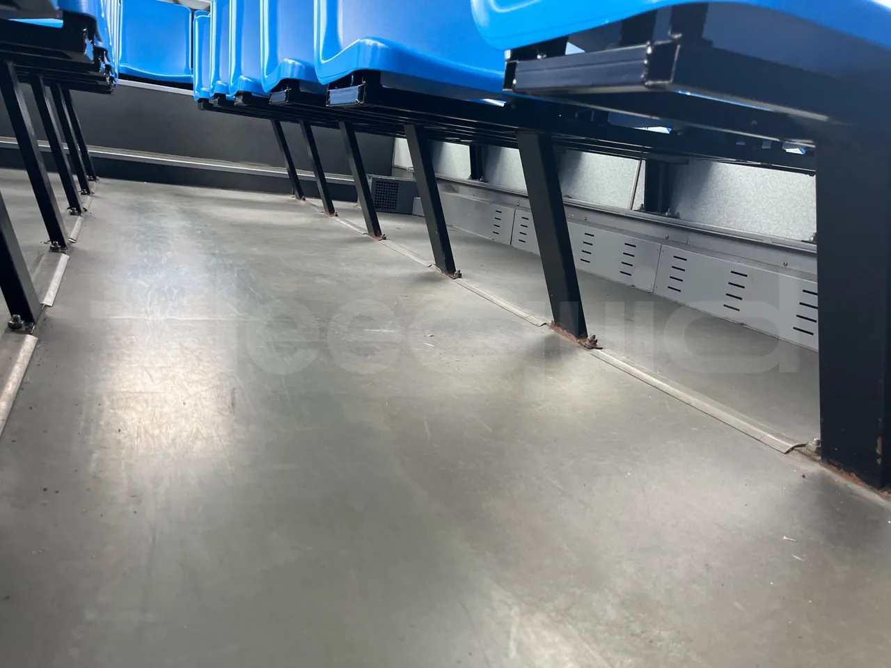 Isuzu Turquoise/Sb QBUS31 - Euro5 - 140kW  - 7.720mt - seat brackets photo