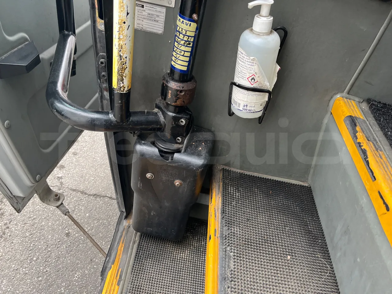 Isuzu Turquoise/Sb QBUS31 - Euro5 - 140kW  - 7.720mt - door mechanism photo