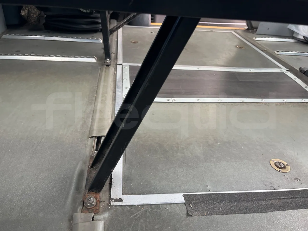 Isuzu Turquoise/Sb QBUS31 - Euro5 - 140kW  - 7.720mt - footrest detail photo