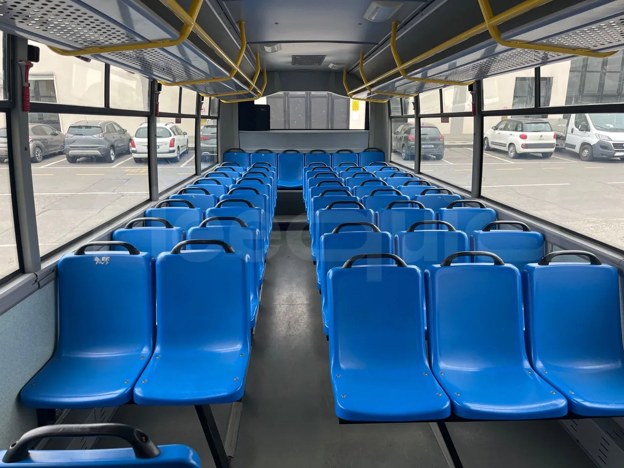 Isuzu Turquoise/Sb QBUS31 - Euro5 - 140kW  - 7.720mt - interior reverse seats driver height