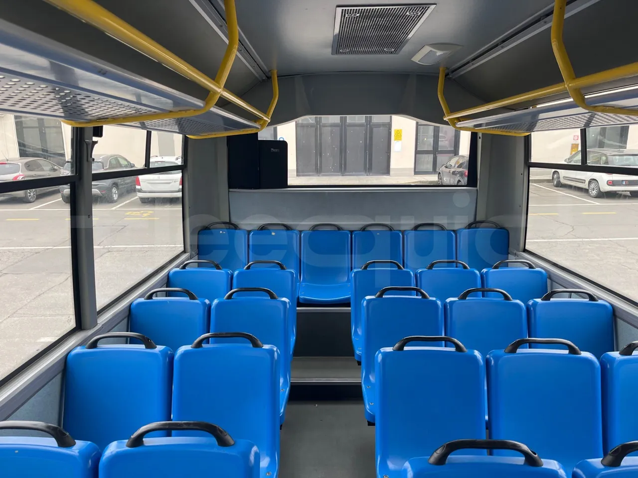 Isuzu Turquoise/Sb QBUS31 - Euro5 - 140kW  - 7.720mt - reverse view middle aisle