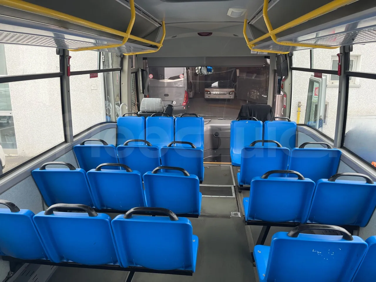 Isuzu Turquoise/Sb QBUS31 - Euro5 - 140kW  - 7.720mt - forward view all seats last row height