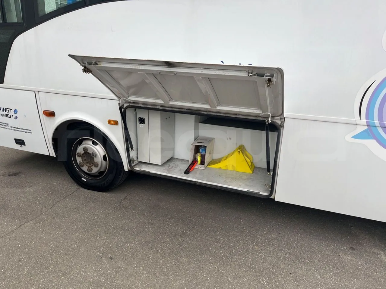 Isuzu Turquoise/Sb QBUS31 - Euro5 - 140kW  - 7.720mt - luggage rack photo