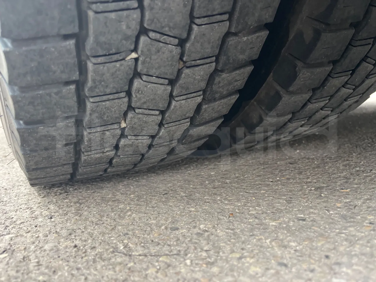 Isuzu Turquoise/Sb QBUS31 - Euro5 - 140kW  - 7.720mt - tread condition front tires left