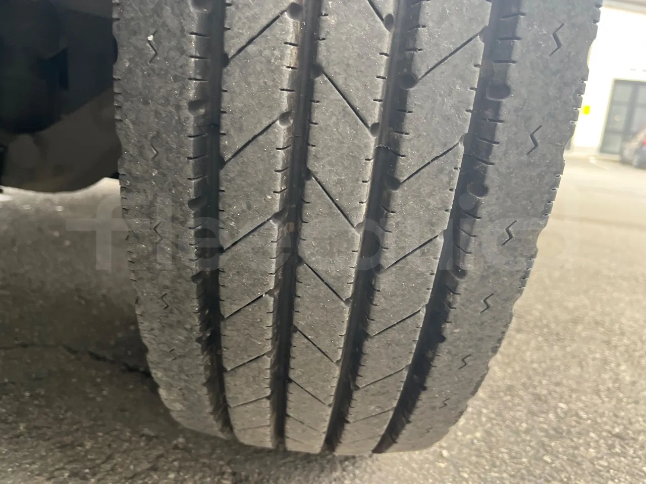 Isuzu Turquoise/Sb QBUS31 - Euro5 - 140kW  - 7.720mt - tread condition front tires right