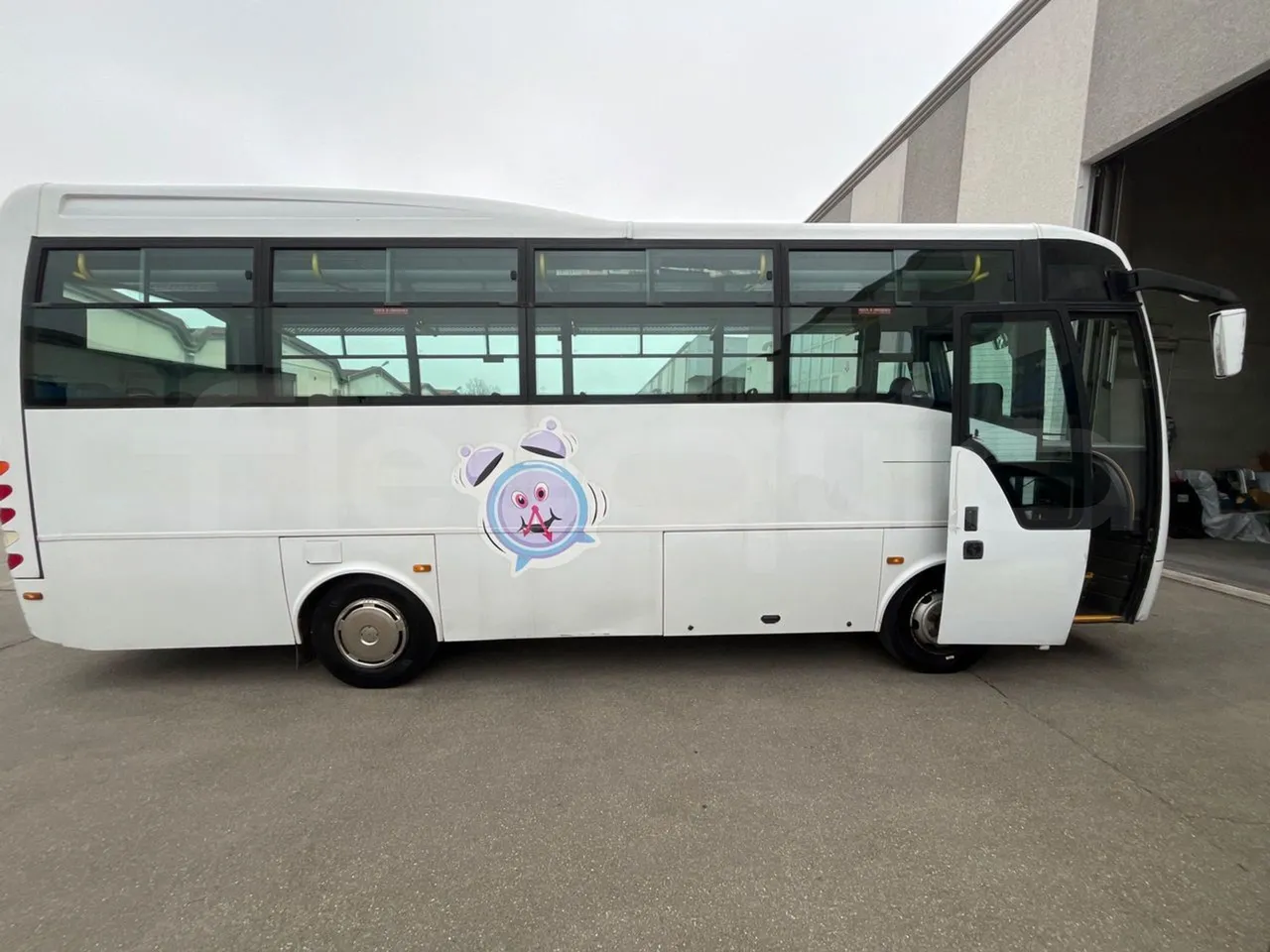 Isuzu Turquoise/Sb QBUS31 - Euro5 - 140kW  - 7.720mt - right side doors open