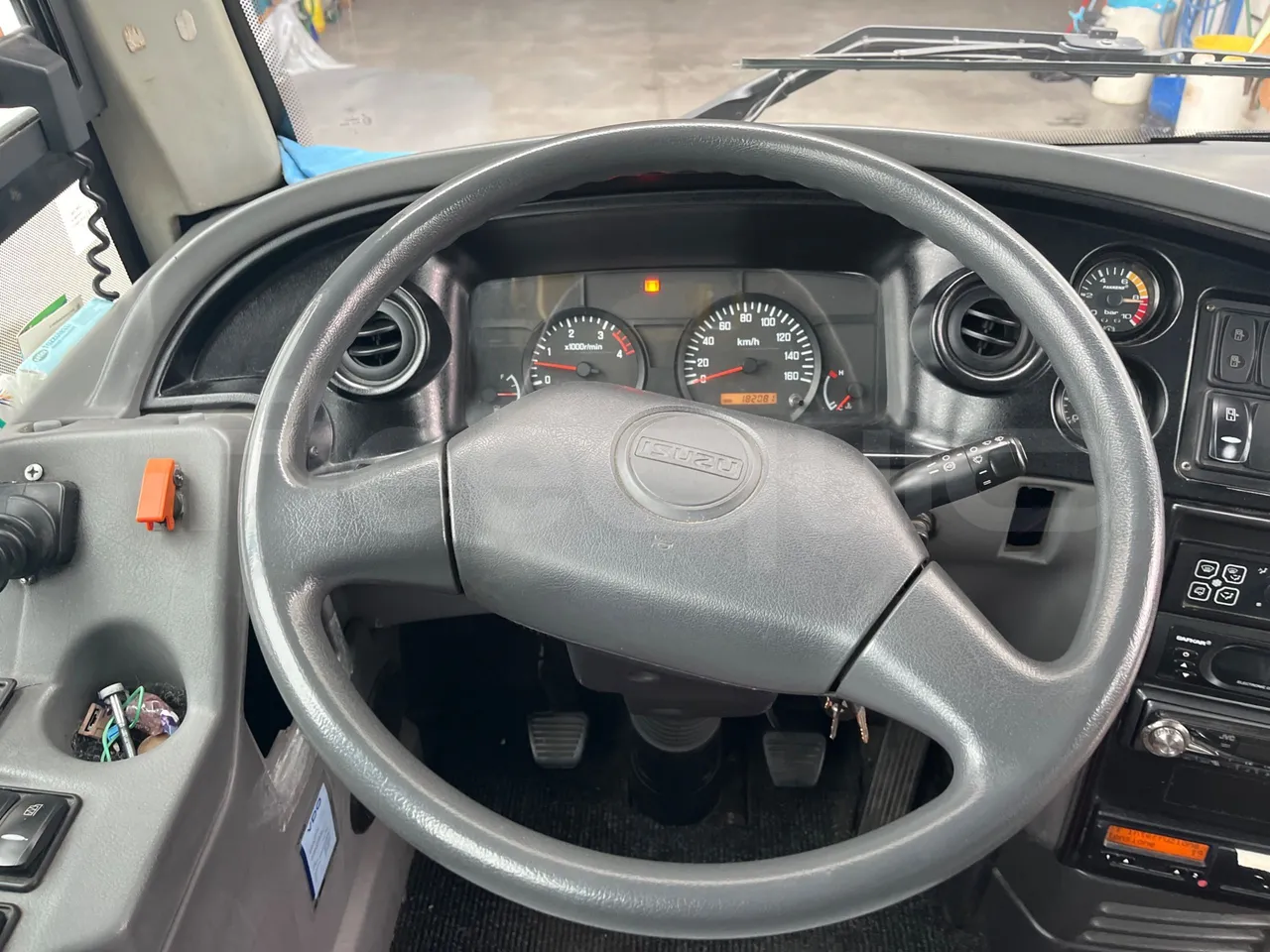 Isuzu Turquoise/Sb QBUS31 - Euro5 - 140kW  - 7.720mt - steering wheel photo