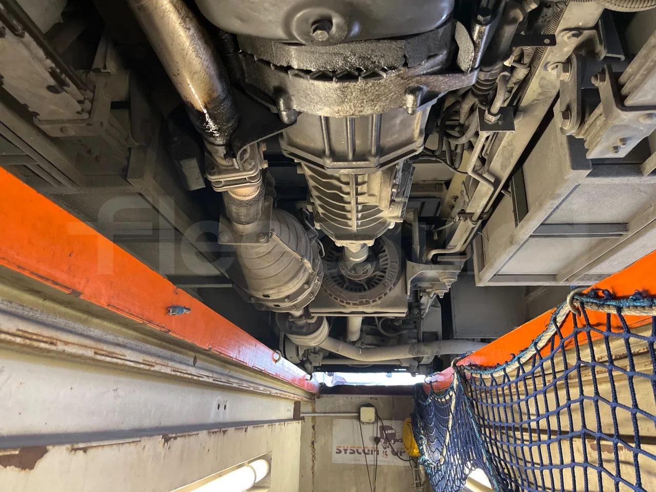 Isuzu Turquoise/Sb QBUS31 - Euro5 - 140kW  - 7.720mt - central undercarriage photo